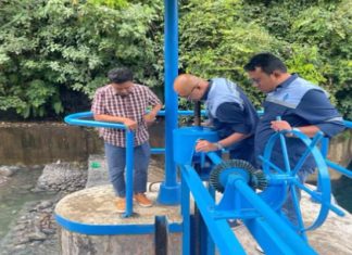 Dirut Perumda Air Minum Kota Padang Tinjau Pekerjaan Perbaikan Mercu pada Intake Palukahan