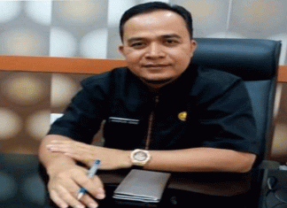 Anggota DPRD Kota Padang Zulhardi Z Latif dan Sekwan DPRD Padang Terima Penghargaan Kepramukaan