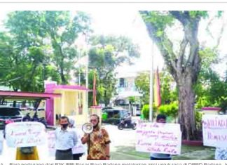 Persatuan Pedagang Pertokoan Pasar Raya Padang Unjuk Rasa di DPRD