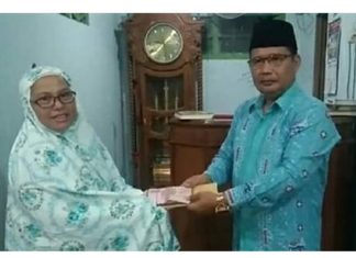 Anggota Komisi IV DPRD Kota Padang Zulhardi Zakaria Latif Serahkan Bantuan Rp10 Juta untuk MTI Musholla Nurul Hidayah