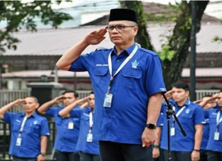 Dirum Pimpin Upacara Bendera di Lingkungan Perumda Air Minum Kota Padang