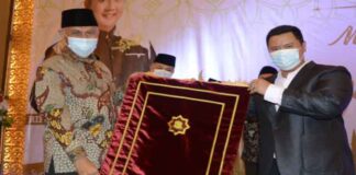 Gubernur Sumbar Terima Satu juta Sajadah Dari Pengusaha Minang Sukses