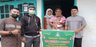 SMA Kartika 1-5 Padang Bagikan Sembako pada Mayarakat Dan Siswa