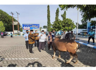 Perumda Air Minum Kota Padang Serahkan Hewan Qurban pada pengurus masjid dan mushalla yang berada disekitar Sumber air Perumda