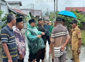 Terjang Banjir, Ketua DPRD Padang Muharlion Turun Langsung Bantu Warga Koto Tangah