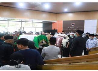 DPRD Padang Lakukan Upacara Pelepasan Jenazah Azwar Siry