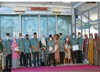 Dirut Perumda Air Minum Kota Padang Serahkan Cincin Pengabdian dan Cenderamata Pada Pegawai memasuki masa Purna Bhakti