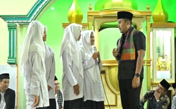 Safari Ramadan di Palembayan, Wagub Vasko Serahkan Bantuan