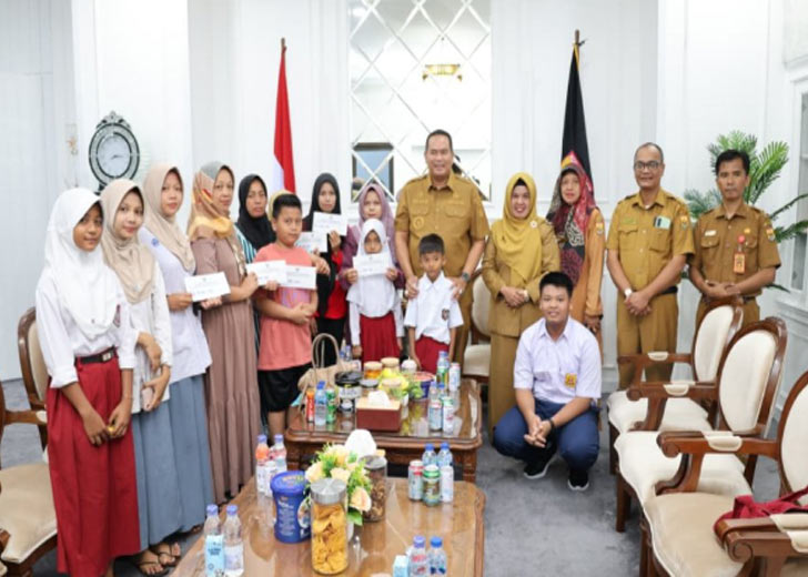 Walikota Serahkan Bantuan untuk Korban Kebakaran dan Pohon Tumbang