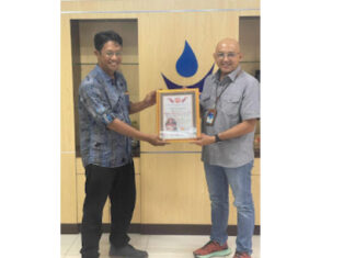 Dirut Perumdam Kota Padang Terima Penghargaan dari Panpel Mubes ke-V IKW-RI