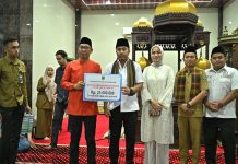 Safari Ramadan, Wagub Sumbar Serahkan Bantuan Rp25 Juta untuk Masjid di Dharmasraya