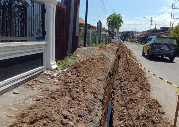 Sinergi Perumda AM dan Dinas PU Padang Jaga Layanan Air Saat Rehabilitasi Drainase