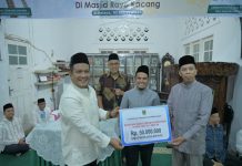 Penutup Safari Ramadan, Sekdaprov Sumbar Bagikan Bantuan Rp50 Juta di Masjid Raya Kacang Solok