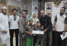 Sekretaris DPRD Sumbar Maifrizon Serahkan Santunan untuk Anak Yatim
