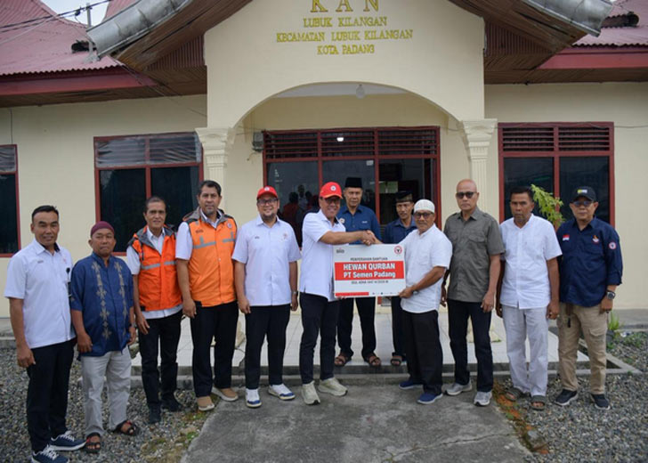 PT Semen Padang Serahkan 36 Sapi Kurban, Perkuat Kepedulian Sosial di Momen Iduladha 1447 H