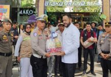 Pantau Pos Terpadu Pelayanan Perayaan Idul Fitri, Wako Fadly Amran Bagikan Parcel Lebaran