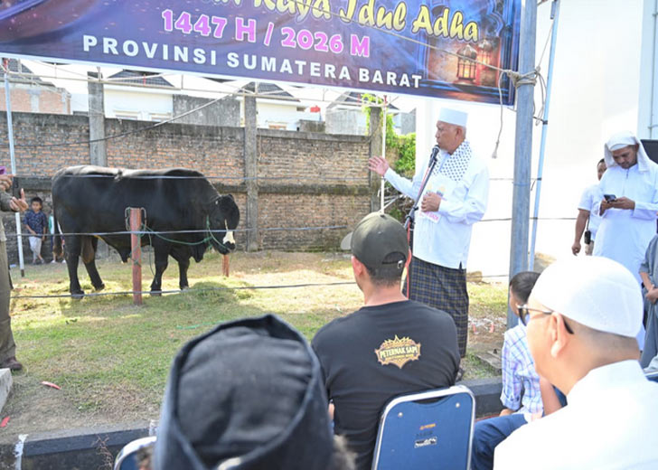 Gubernur Mahyeldi Hadiri Penyembelihan Sapi Kurban Bantuan Presiden RI di Masjid Raya Syekh Khatib Al-Minangkabawi