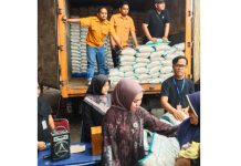 Ramadan Penuh Berkah, Indah Logistik Cargo Padang Bantu Warga Kampung Pisang