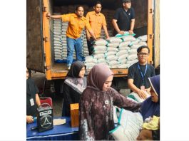 Ramadan Penuh Berkah, Indah Logistik Cargo Padang Bantu Warga Kampung Pisang
