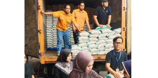 Ramadan Penuh Berkah, Indah Logistik Cargo Padang Bantu Warga Kampung Pisang