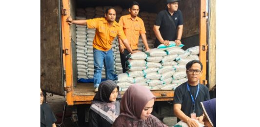 Ramadan Penuh Berkah, Indah Logistik Cargo Padang Bantu Warga Kampung Pisang