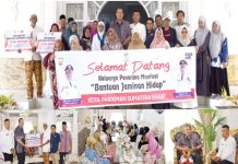 Yota Balad Serahkan Bantuan Jaminan Hidup Kemensos kepada 15 KK Terdampak Banjir dan Longsor