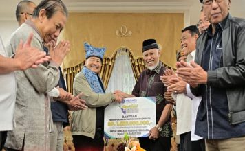 Gubernur Mahyeldi Menerima Secara Simbolis Bantuan Rp1,6 Miliar dari PERADI untuk Pemulihan Bencana di Sumbar