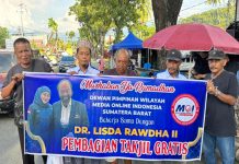 Lisda Hendrajoni dan DPW-MOI Sumbar Berbagi Ta’jil untuk Warga Kota Padang