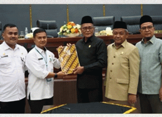 Ketua DPRD Kota Padang Serahkan laporan hasil Pansus dan Pendapat akhir fraksi-fraksi DPRD Kota Padang pada Pj. Walikota Padang