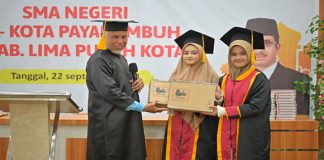 Gubernur Sumbar Beri Hadiah Laptop untuk Dua Hafizah 30 Juz di Payakumbuh