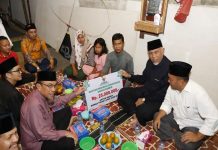 Safari Ramadan Subuh-Subuh, Gubernur Mahyeldi Serahkan Bantuan Bedah Rumah