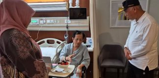 Gubernur Sumbar Jenguk Menteri Agama yang Tengah Menjalani Perawatan Medis