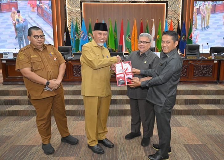 Gubernur Mahyeldi Serahkan KUA-PPAS 2027 ke DPRD
