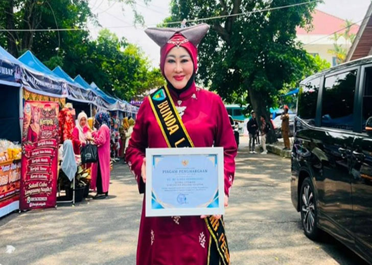 Lisda Hendrajoni Raih Penghargaan Bunda Literasi Sumbar