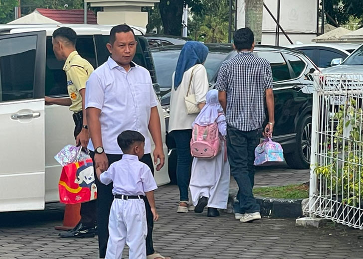 Imbauan Gubernur Mahyedli Direspons Positif, Banyak Ayah Antar Anak pada Hari Pertama Sekolah