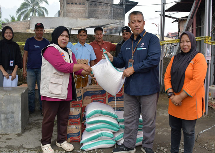 Semen Padang Salurkan Bantuan Pangan untuk 10 KK Korban Kebakaran di Pauh