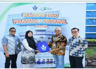 Perumda AM Padang Bagi-bagi Souvenir pada Pelanggan