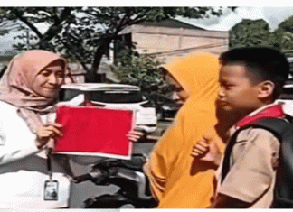 Sambut HUT RI Perumda AM Padang Bagi-bagi Bendera