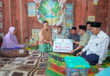 Rumah Tak Layak Huni, Gubernur Sumbar Serahkan Bantuan Rp25 Juta