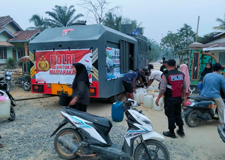 Polres Dharmasraya Salurkan Air Bersih untuk Warga SP 3 Nagari Tiumang