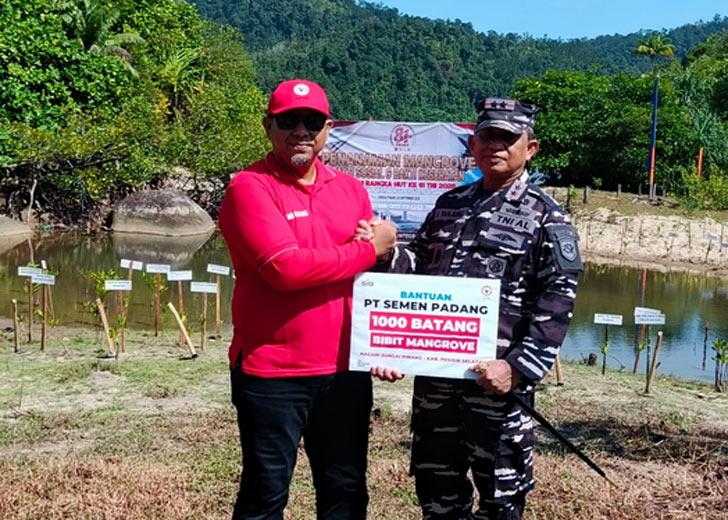 PT Semen Padang dan Kodaeral II Tanam 1.000 Mangrove di Pantai Manjuto