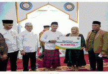 Bupati Solok Serahkan Bantuan Sembako dan Bedah Rumah dari Baznas kepada Warga Saniang Baka