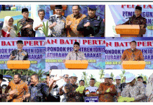 Mendes PDT RI Serahkan Bantuan Tani hingga Peletakan Batu Pertama Pesantren dan Masjid Al Azis