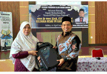 Ketua DPRD Kota Padang Serahkan Bantuan Teknologi untuk Sekolah di Koto Tangah