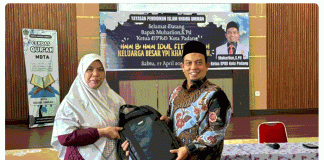 Ketua DPRD Kota Padang Serahkan Bantuan Teknologi untuk Sekolah di Koto Tangah