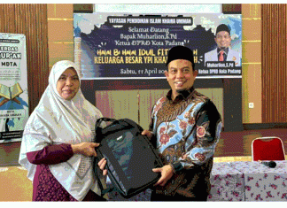 Ketua DPRD Kota Padang Serahkan Bantuan Teknologi untuk Sekolah di Koto Tangah