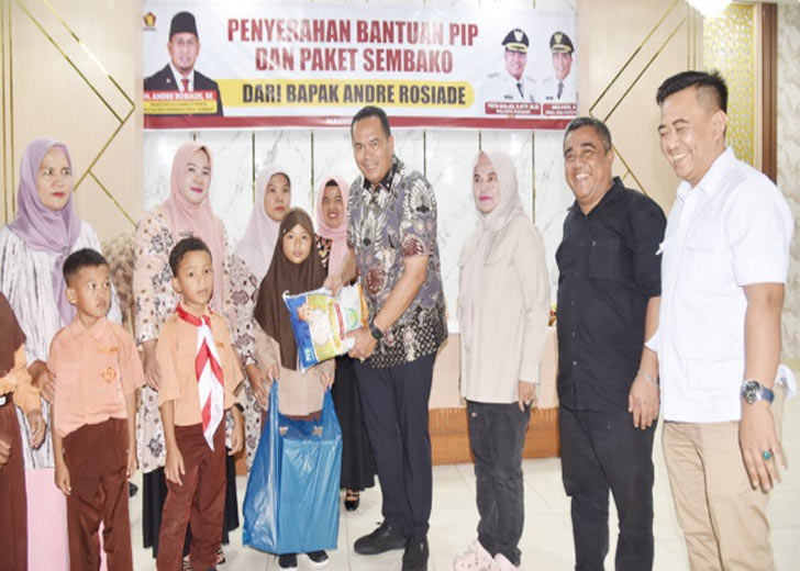 Perdana, 97 Siswa SD Dapat Bantuan PIP dan Paket Sembako dari Andre Rosiade