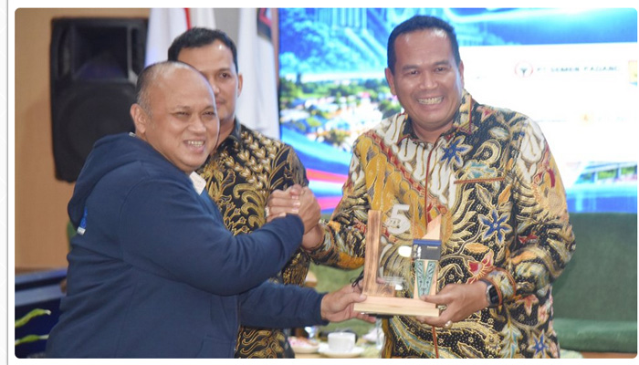 Wali Kota Pariaman Yota Balad Terima Penghargaan Dari IJTI
